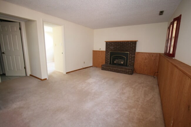 Building Photo - Exceptional 3 bedroom tri-level home close to UCCS!
