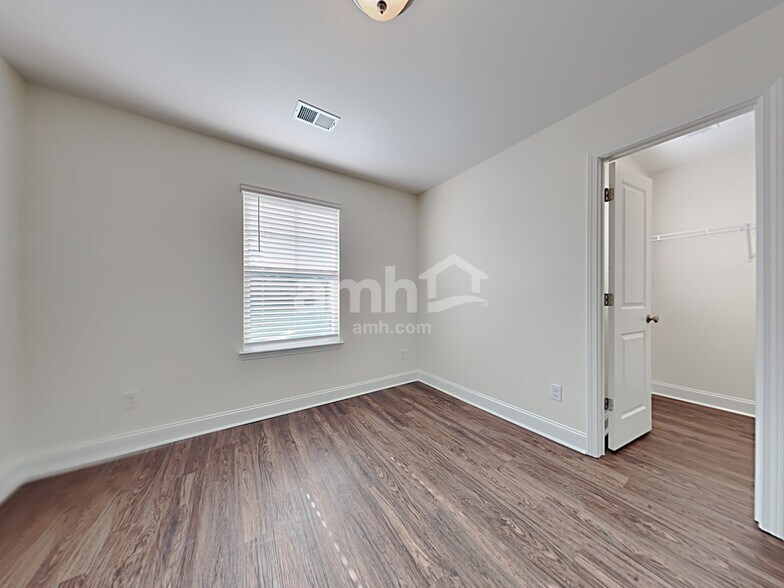 Building Photo - 606 W Lionel Rd