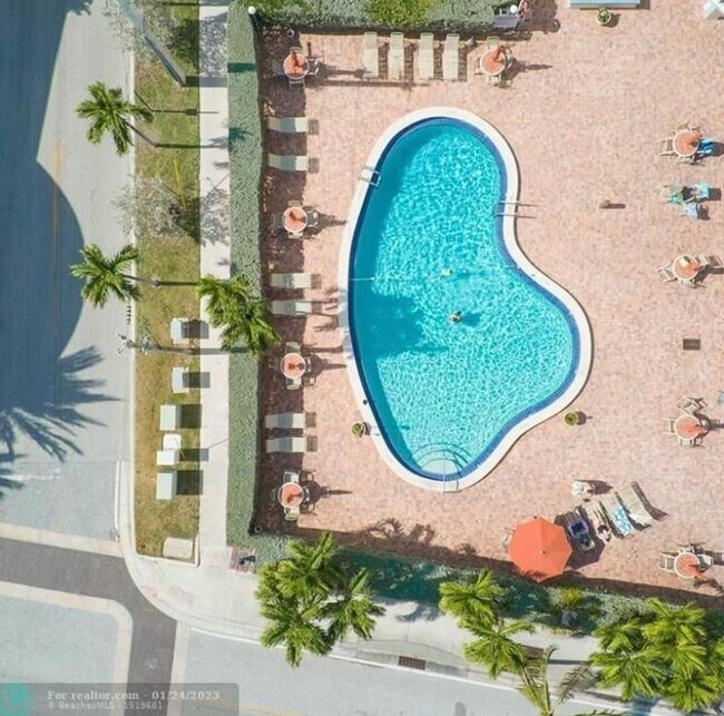 Building Photo - 305 N Pompano Beach Blvd