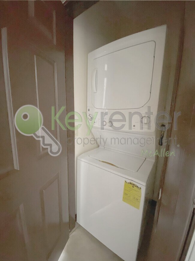 Building Photo - 2B/2.5B Townhome in gated community now av...
