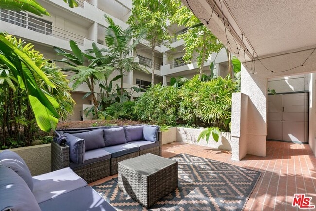 Building Photo - 1131 Alta Loma Rd