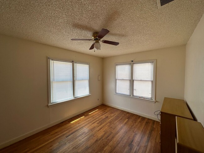 Building Photo - 3 Bed 1 Bath Home