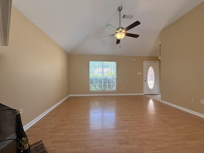 Building Photo - "Charming 3-Bedroom Lakeland Home with Cozy Fireplace & Gleaming Hardwood Floors!"