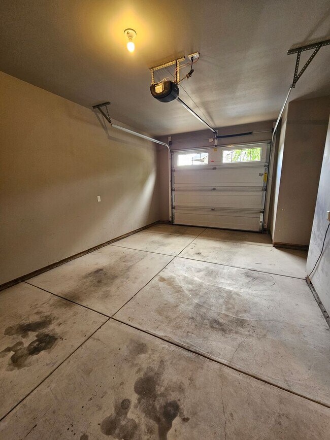 Building Photo - Beautiful Townhome in East Medford