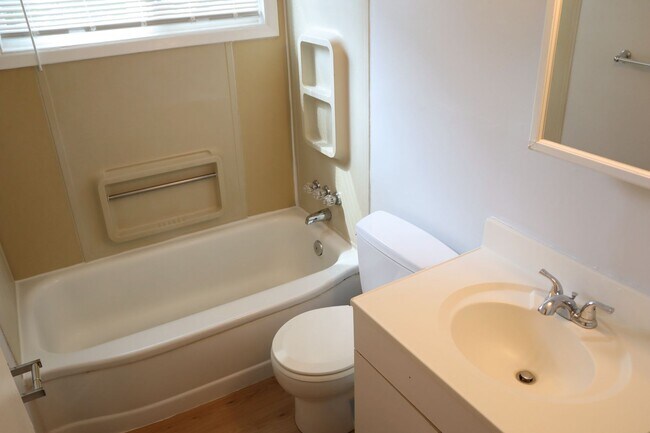 Building Photo - Very Cute 3 bedroom just 7 Minutes to Twin...