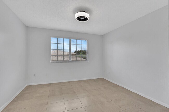 Building Photo - 400 Crestwood Ct N
