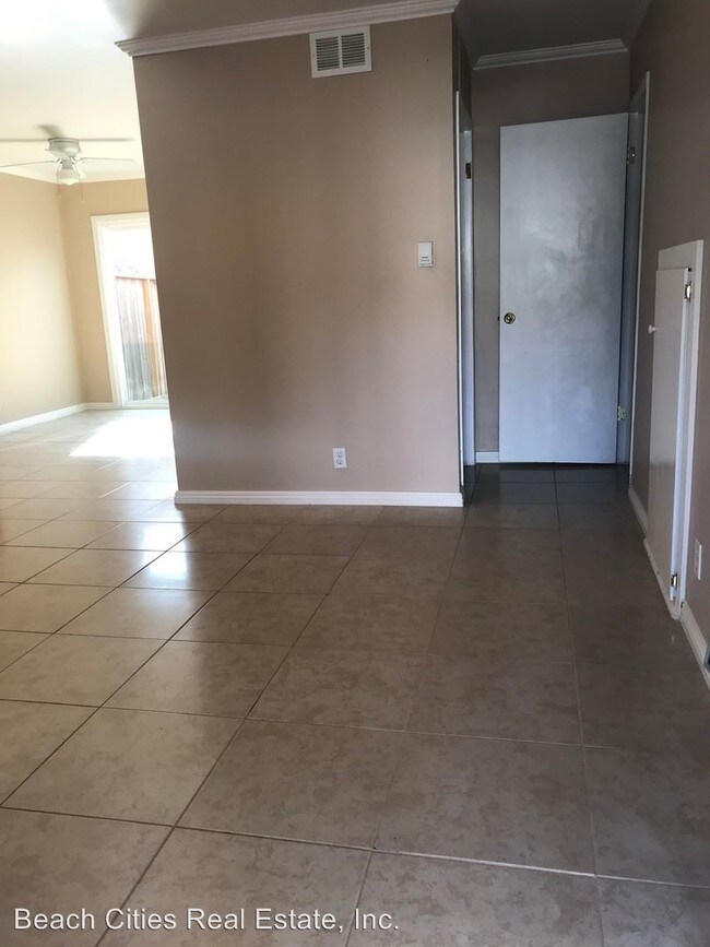 Building Photo - 3 br, 1.5 bath House - 9868 Continental Dr.