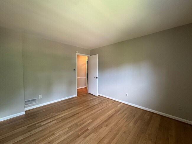 Building Photo - Spacious And Elegant 4 Bed 3 Bath Home Wit...