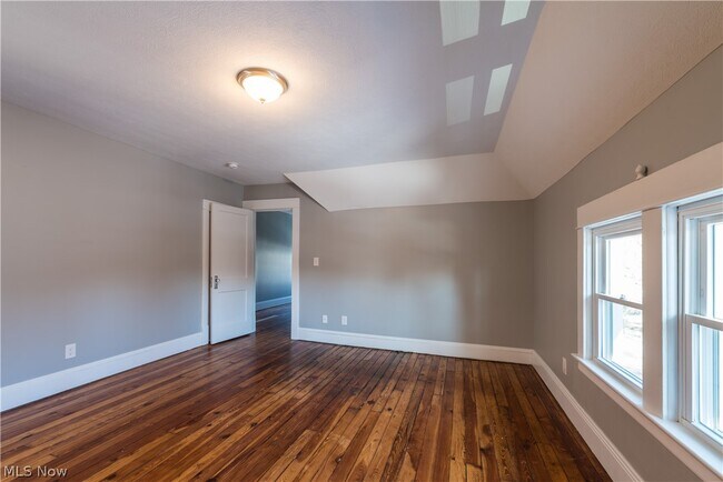 Building Photo - 2970 Edgehill Rd