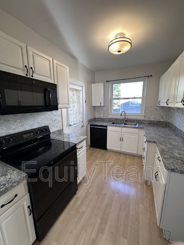 Building Photo - 4107 Sherwood Ave