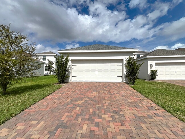 Building Photo - Spacious three-bedroom, two and a half bath home in Moss Park!