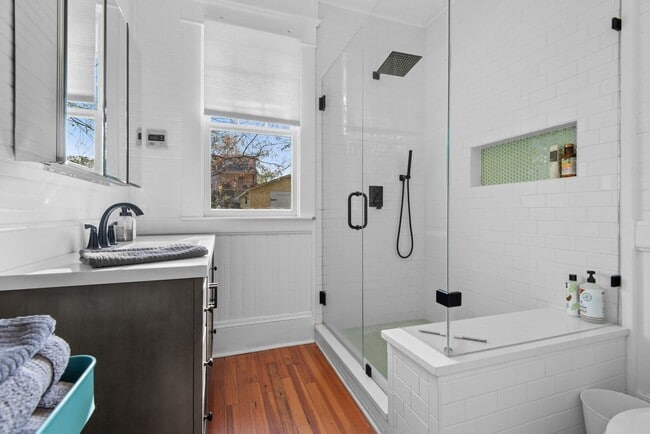 Building Photo - Gorgeous Home in Durham!