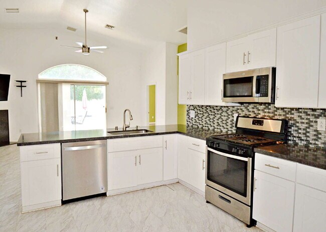 Building Photo - 5/3 Stunner in Cathedral City