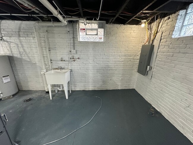 Building Photo - Renovated 2BR/1BA Rent to Own Home with Dr...