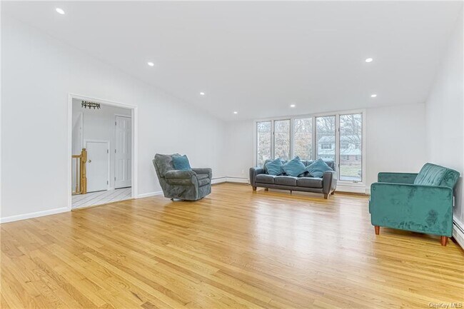 Building Photo - 9 Cloverdale Ln