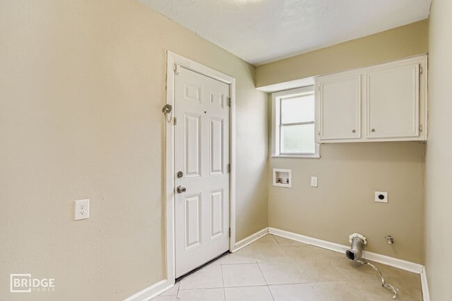 Building Photo - 15710 Sandy Hill Dr