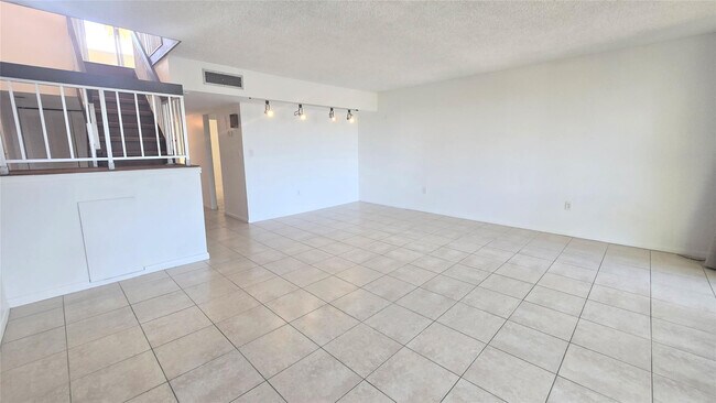 Building Photo - 8401 W Sample Rd