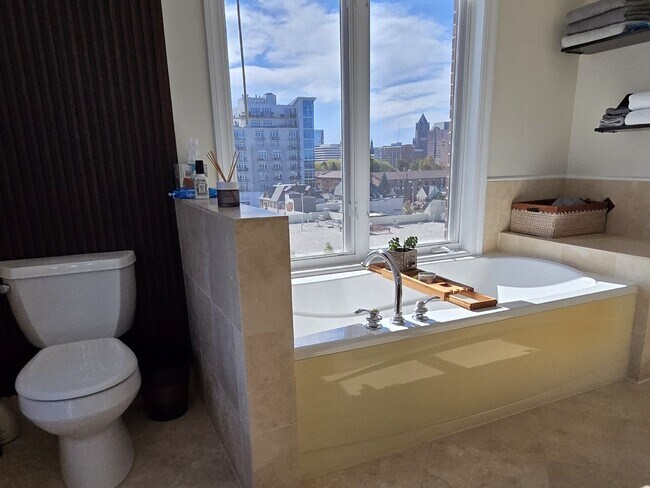 Building Photo - 1515 N Van Buren St