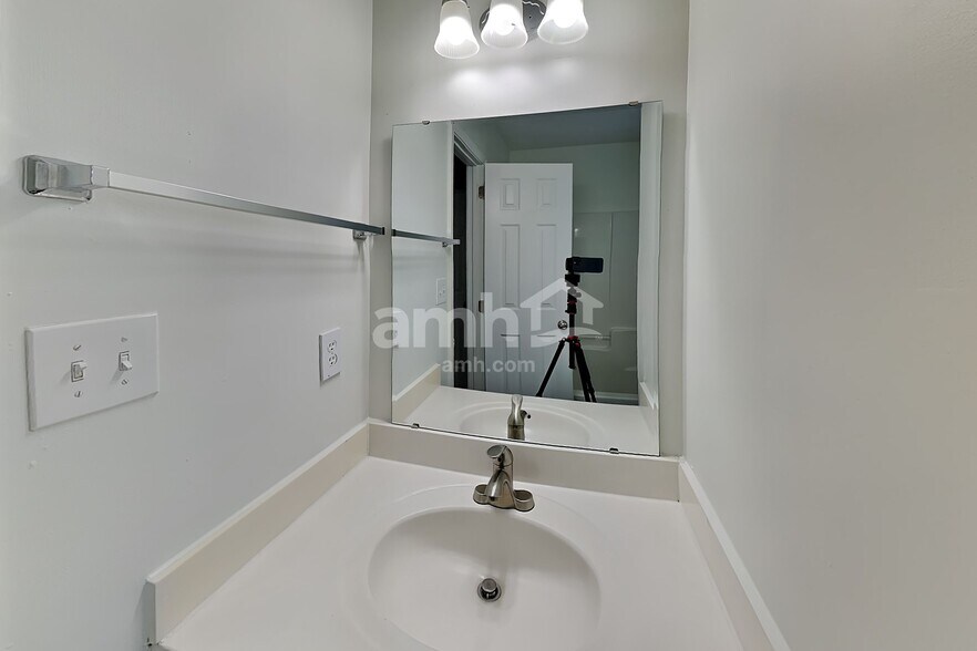 Building Photo - 1020 Ridgefield Cir
