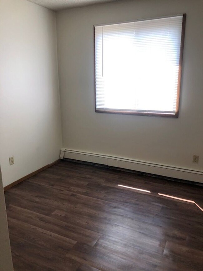 Building Photo - 2 bedroom west side Iowa City apartment