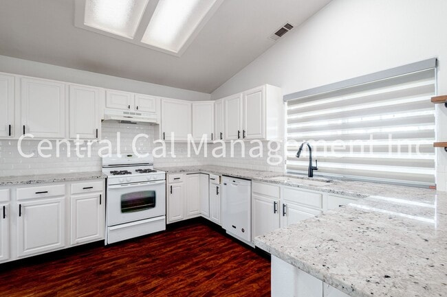 Building Photo - 4 Bedroom/2 Bath Home in Desired Riverlakes Community - $2495 per month!