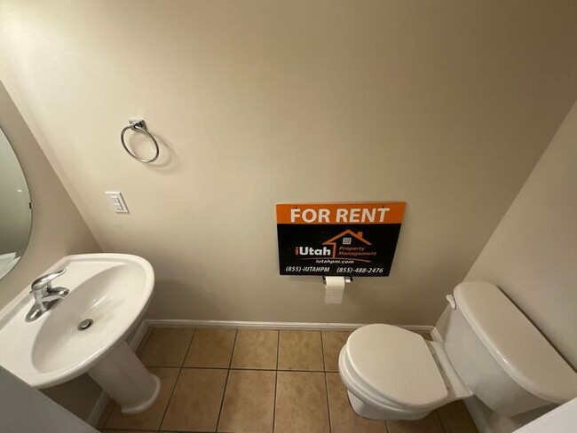Building Photo - 6 bedroom 3 1/2 bathrooms 2 car garage Lar...