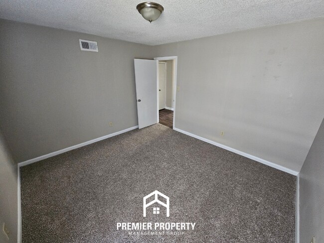 Building Photo - Spacious 3BR Memphis Home with Vaulted Ceilings, Fireplace & Fenced Backyard