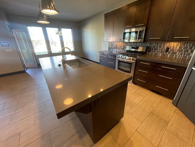 Building Photo - Beautiful Bridal Gate Estates - FIVE CAR GARAGE!!