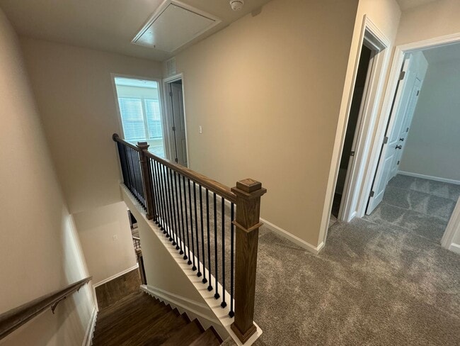 Building Photo - Stunning 3BR 2.5BA Townhome in Jamestown