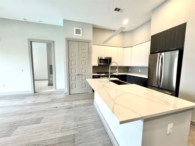 Building Photo - 401 W 25th St