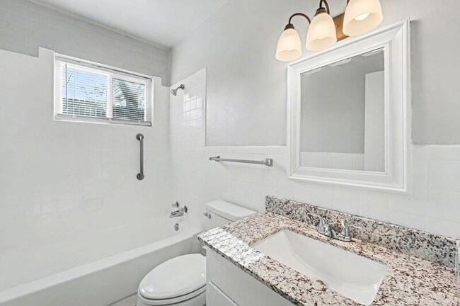 Building Photo - 704 W Oak St