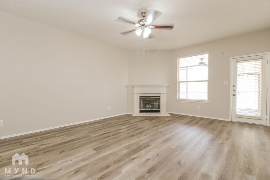 Building Photo - 3941 Overlake Dr