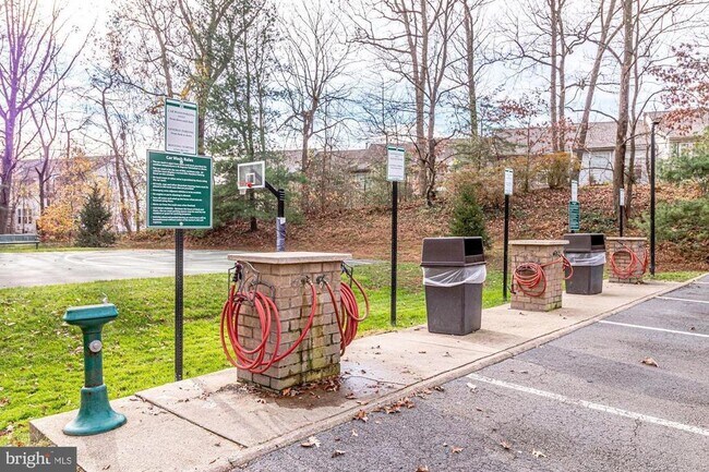 Building Photo - 307 Yoakum Pkwy