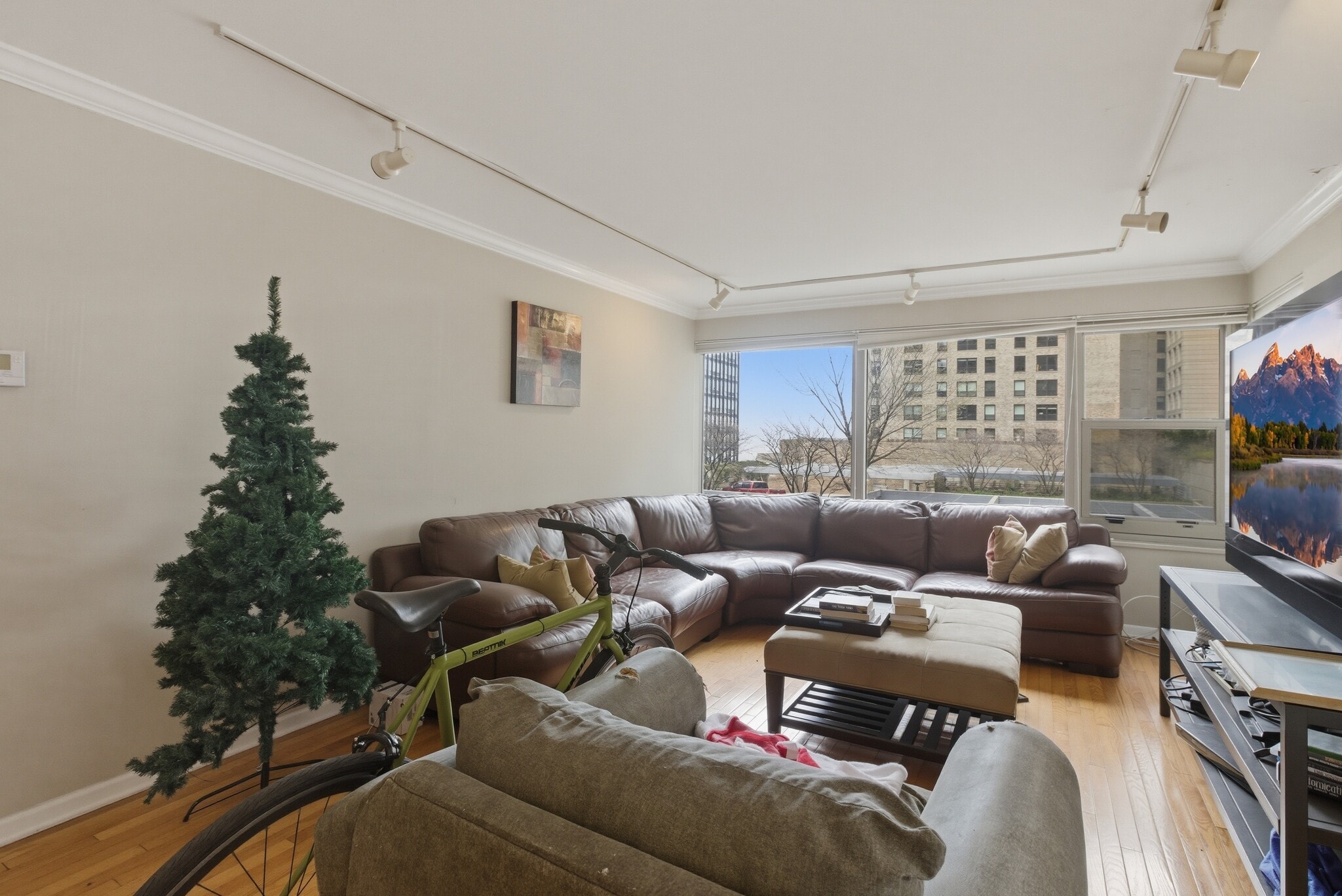 Building Photo - 247 E Chestnut St