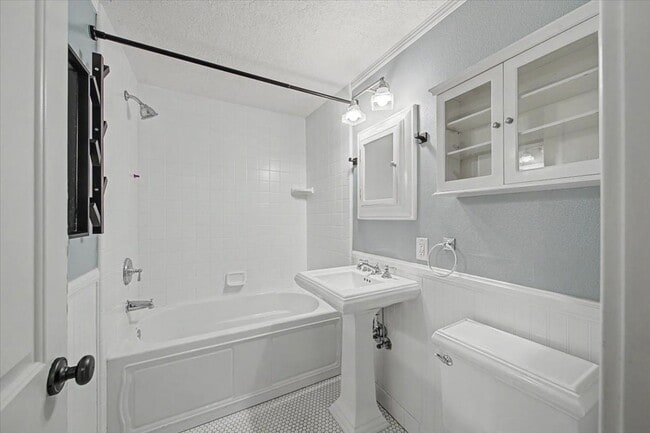 Building Photo - 407 Village Ln