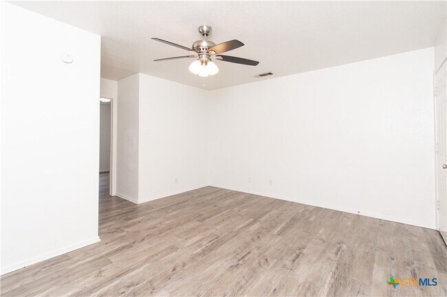 Building Photo - 2018 Cedarhill Dr