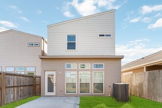 Building Photo - Space, Style & Convenience in Houston