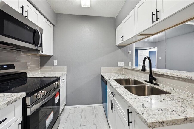 Building Photo - 2100 Wilcrest Dr