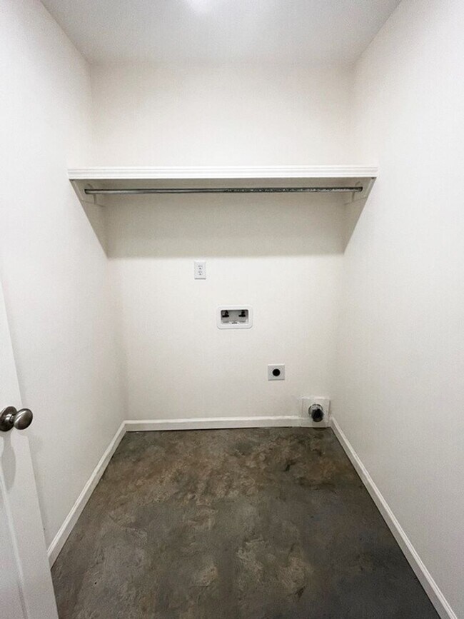 Building Photo - 246 Skylane Dr