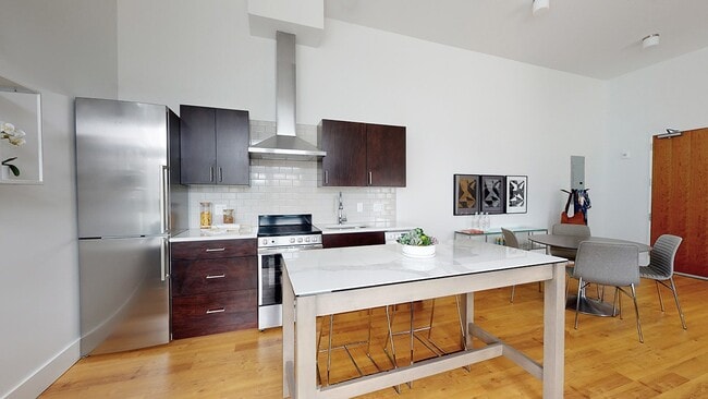 Building Photo - Studio 135