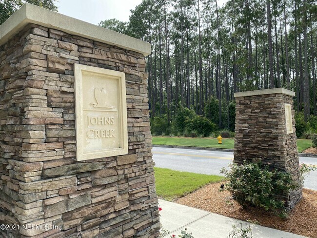 Building Photo - 813 W American Eagle Dr