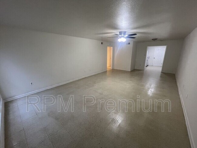 Building Photo - 2150 N Sherwood Forest Dr