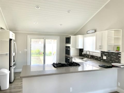 Building Photo - 354 Kaiwahine St