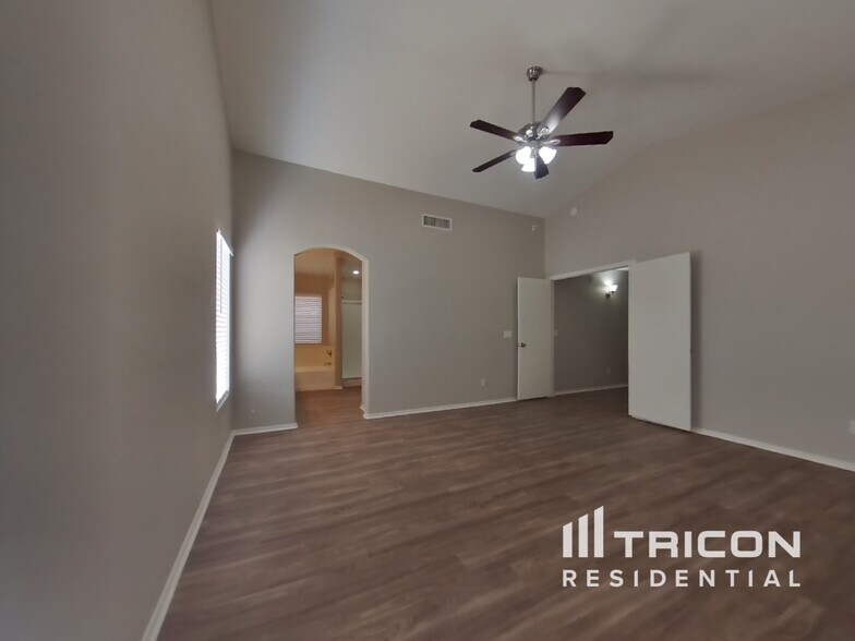 Building Photo - 9215 W Sandra Terrace