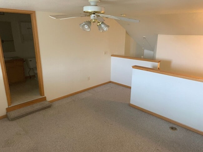 Building Photo - Beautiful 2 Bedroom + Loft  End Unit Townhome in Loveland!