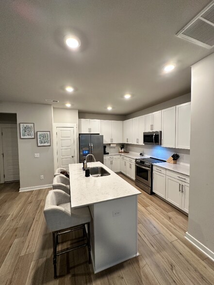 Building Photo - 2204 Hospitality Ln