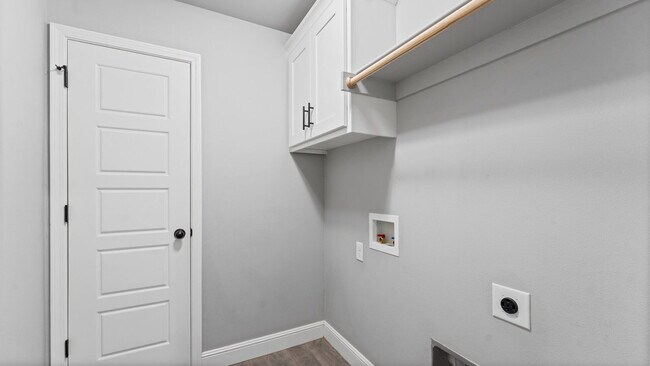 Building Photo - "Spacious 4-Bed Gem with Granite Elegance & Cozy Fireplace in Bentonville!"