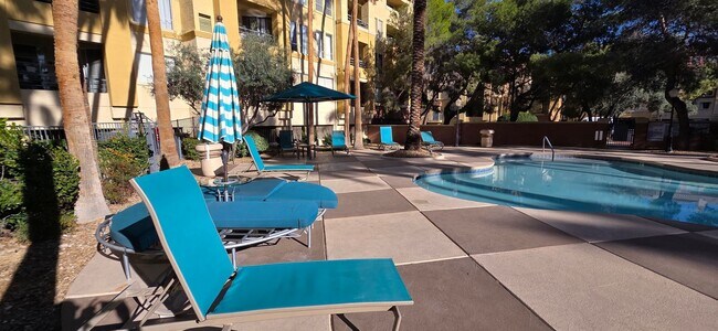 Building Photo - Short or long term available! Beautifl furnished 1 bedroom located in the heart of the strip!