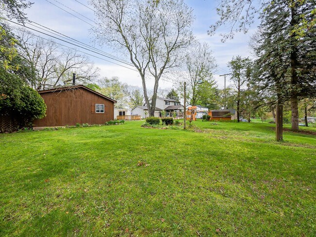 Building Photo - Welcome to this beautiful 2 bedroom, 1 bat...