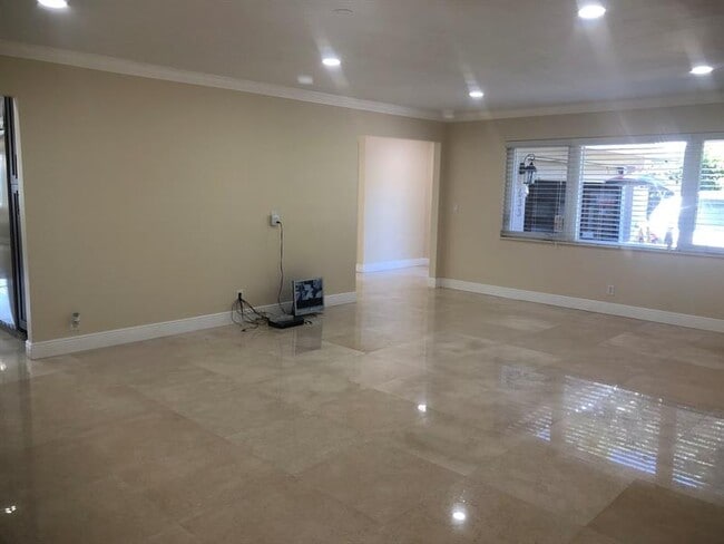 Building Photo - 633 Solar Isle Dr